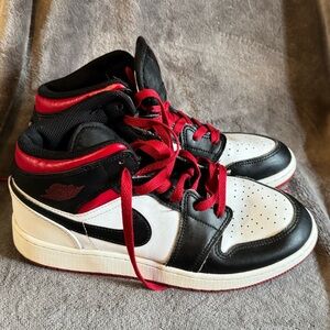 Nike Air Jordan 1 mid sneakers
